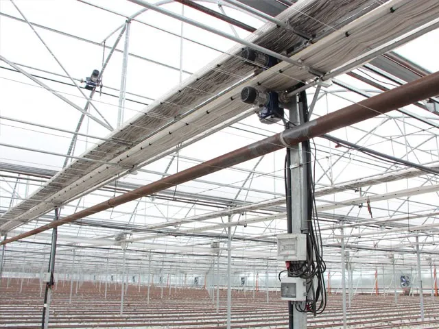 Motorised vent drive on a greenhouse roof structure